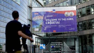Avrupa Birliği Maliye Bakanları, Hırvatistan'ın euro para birimine geçişine onay verdi. Brüksel'de AB kurumlarına Hırvatistan'a euro'ya hoş geldin dövizleri asıldı
