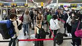 Des passagers patientent pour accéder aux portiques de sécurité à l'aéroport de Heathrow le 22 juin 2022.