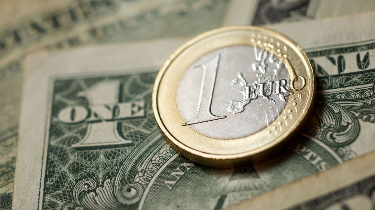 سکه ۱ یورویی و اسکناس ۱ دلاری 