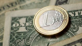 سکه ۱ یورویی و اسکناس ۱ دلاری 
