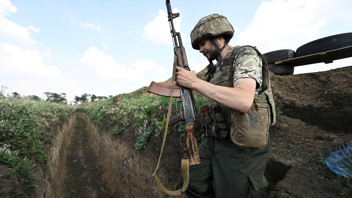 یک سرباز اوکراینی در سنگر در نزدیکی خرسون