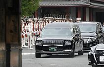 Tras un funeral privado, el coche fúnebre con su cuerpo pasó por delante de las instituciones políticas en las que ofició durante su larga carrera, 12/7/2022, Tokio, Japón