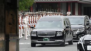 Катафалк с телом бывшего премьер-министра Японии Синдзо Абэ проезжает по улицам Токио. 12 июля 2022