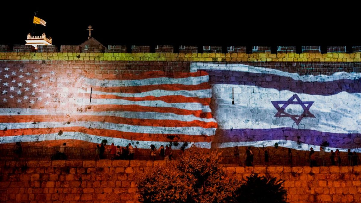نورپردازی پرچم اسرائیل و آمریکا بر روی دیوار بخش تاریخی بیت‌المقدس