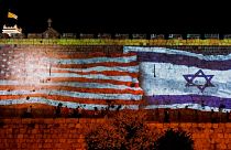 نورپردازی پرچم اسرائیل و آمریکا بر روی دیوار بخش تاریخی بیت‌المقدس
