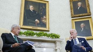El presidente Joe Biden escucha mientras el presidente mexicano Andrés Manuel López Obrador habla en la Oficina Oval de la Casa Blanca en Washington, 12/7/2022