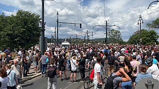 Demonstranten blockieren eine Brücke in Budapest