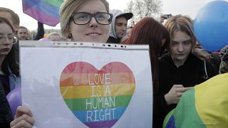 2017'de Rusya'nın St Petersburg kentinde toplanan protestocular homofobiye karşı çağrıda bulunmuştu / Arşiv