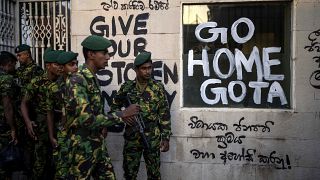 جنود من الجيش السريلانكي في دورية قرب المقر الرسمي للرئيس جوتابايا راجاباكسا بعد ثلاثة أيام من اقتحامه من قبل متظاهرين، كولومبو 12 يوليو 2022