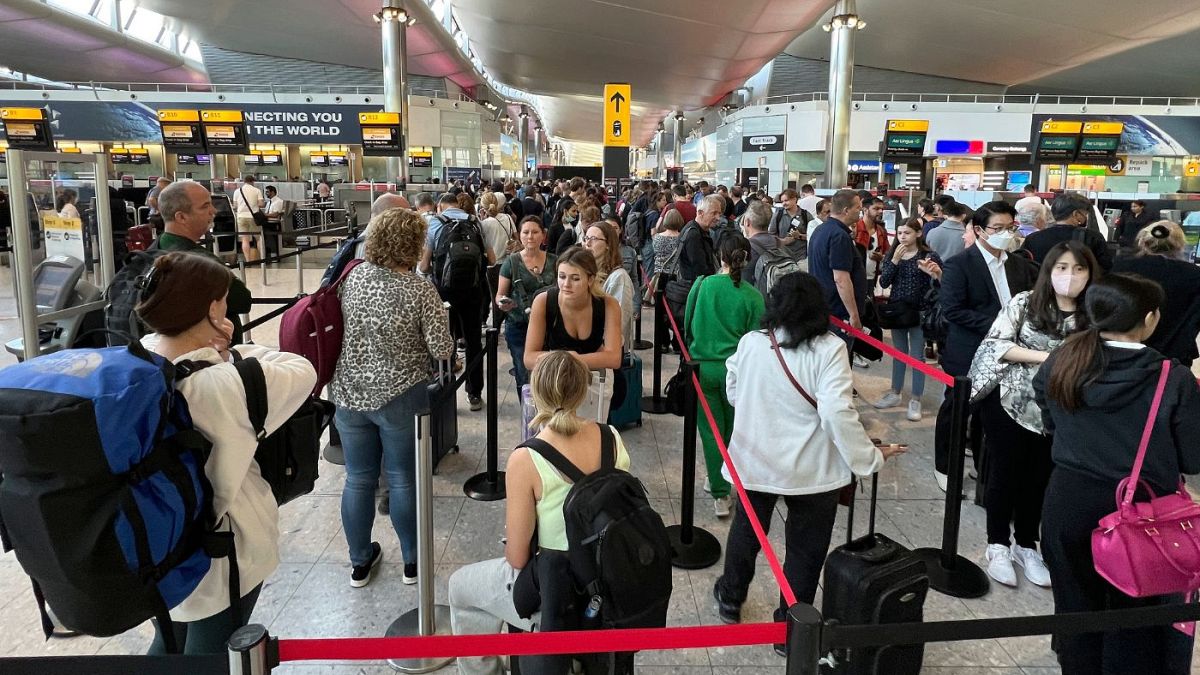 بیشتر افرادی که با هواپیما سفر کرده‌اند با تاخیر در پرواز مواجه بوده‌اند
