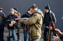 شهروندان غیرنظامی اوکراینی در حال دریافت سلاح