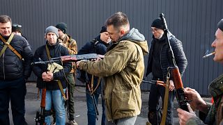 شهروندان غیرنظامی اوکراینی در حال دریافت سلاح