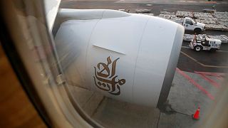 شعار شركة طيران الإمارات على محرك إحدى طائراتها أثناء وصولها إلى مطار مكسيكو سيتي الدولي في صورة من أرشيف رويترز