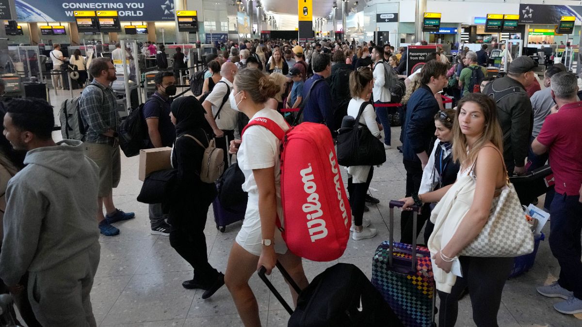 إزدحام وفوضى في مطار هيثرو بالعاصمة البريطانية لندن بسبب نقصٍ في أعداد موظفي الخدمات الأمن، 22 يونيو 2022.