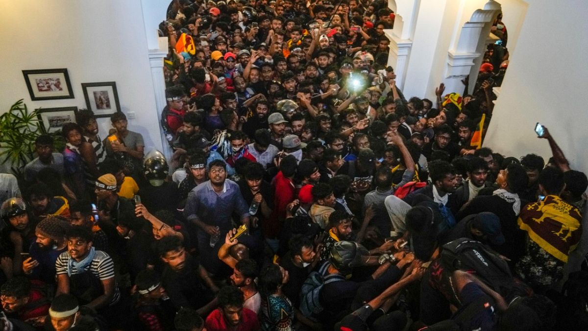Des manifestants prenant d'assaut le bâtiment du bureau du Premier ministre sri-lankais Ranil Wickremesinghe, à Colombo, Sri Lanka, mercredi 13 juillet 2022. 
