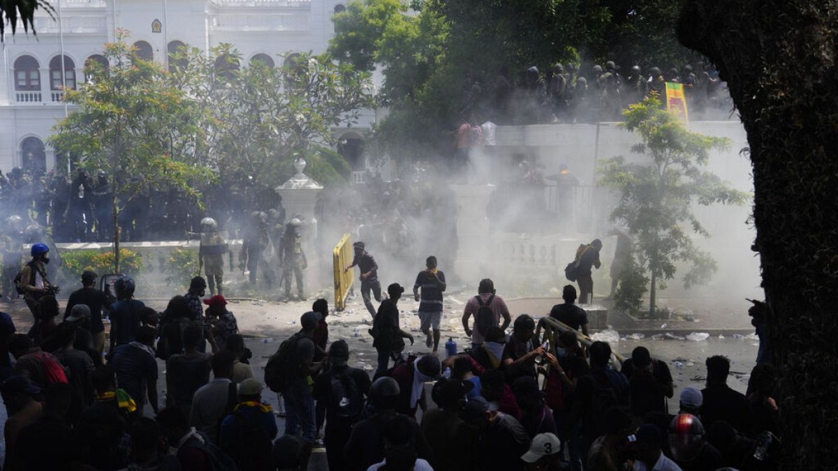 Полиция пытается разогнать протестующих у офиса премьер-министра Шри-Ланки, 13 июля 2022 г. 