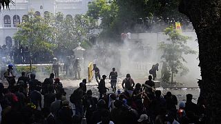 Полиция пытается разогнать протестующих у офиса премьер-министра Шри-Ланки, 13 июля 2022 г.