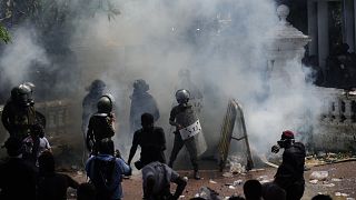 Könnygázt vet be a rendőrség tüntetők ellen Ranil Vikremeszinghe Srí Lanka-i kormányfő hivatalánál Colombóban 2022. július 13-án.