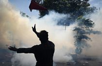فشل عناصر الشرطة والجيش بصد المحتجين على الرغم من إطلاق الغاز المسيل للدموع واستخدام خراطيم المياه.