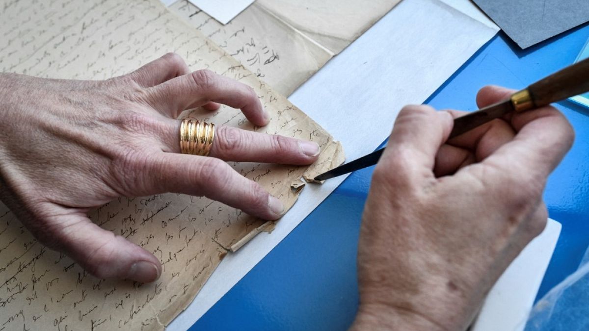 Un restaurador trabaja sobre el manuscrito de Proust