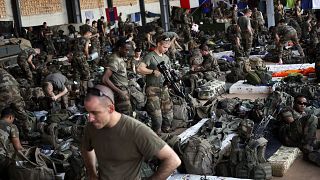 جنود فرنسيون تتجمع في حظيرة الطائرات بمطار باماكو - مالي - أرشيف