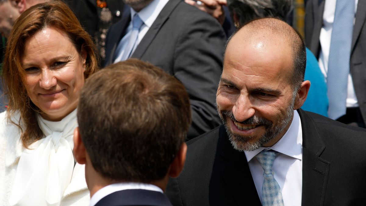 دارا خسروشاهی، مدیرعامل اوبر  در حال دست دادن با امانوئل مکرون رئیس جمهور فرانسه.