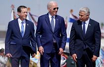 Joe Biden aux côtés du Premier ministre israélien Yair Lapid, à droite, et du président Isaac Herzog, à gauche, après son arrivée en Israël, mercredi 13 juillet.
