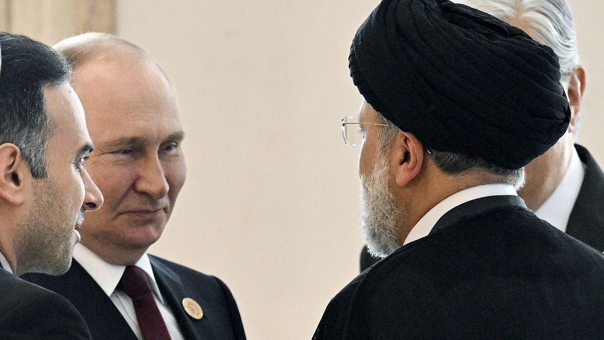 الرئيس الروسي فلاديمير بوتين يتحدث مع الرئيس الإيراني إبراهيم رئيسي- تركمانستان 29/06/2022