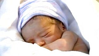 طفل حديث الولادة ينام في مستشفى سانت لوكيس روزفلت في نيويورك بعد ولادته، يوم الإثنين 16 يناير 2011.