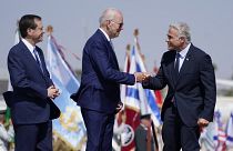 الرئيس الأمريكي جو بايدن والرئيس الإسرائيلي إسحاق هرتسوغ ورئيس الوزراء الانتقالي يائير لابيد