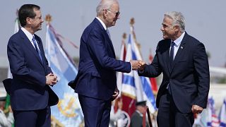الرئيس الأمريكي جو بايدن والرئيس الإسرائيلي إسحاق هرتسوغ ورئيس الوزراء الانتقالي يائير لابيد 