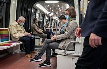 Des personnes portant des masques de protection contre le Covid-19 dans le métro à Paris, jeudi 30 juin 2022.
