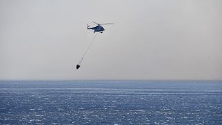 Πυροσβεστικό ελικόπτερο επιχειρεί στην Σάμο