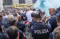 الشرطة الإيطالية تطوق مكان الاحتجاج - روما 13/07/2022