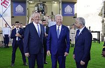 Президент США Джо Байден беседует с министром обороны Бени Ганцем и премьером Израиля Яиром Лапидом. 13 июля 2022 г.