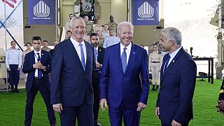 Президент США Джо Байден беседует с министром обороны Бени Ганцем и премьером Израиля Яиром Лапидом. 13 июля 2022 г.