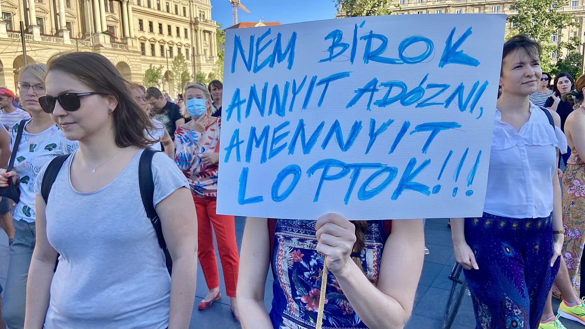 A kormányellenes tüntetők egyik táblája a Kossuth téren