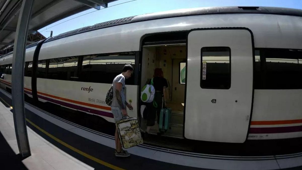 دولت اسپانیا و طرح کاهش هزینه بلیت حمل و نقل عمومی