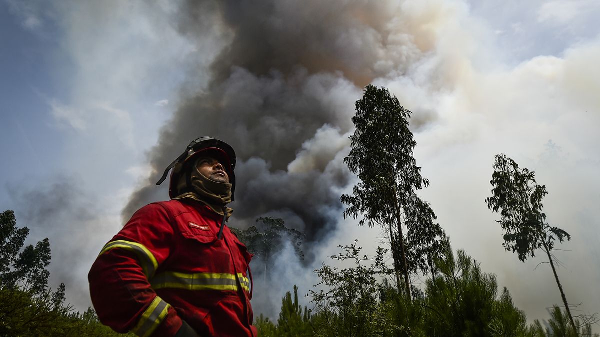 Um bombeiro durante o combate ao incêndio florestal na aldeia do Lavradio, Ourém