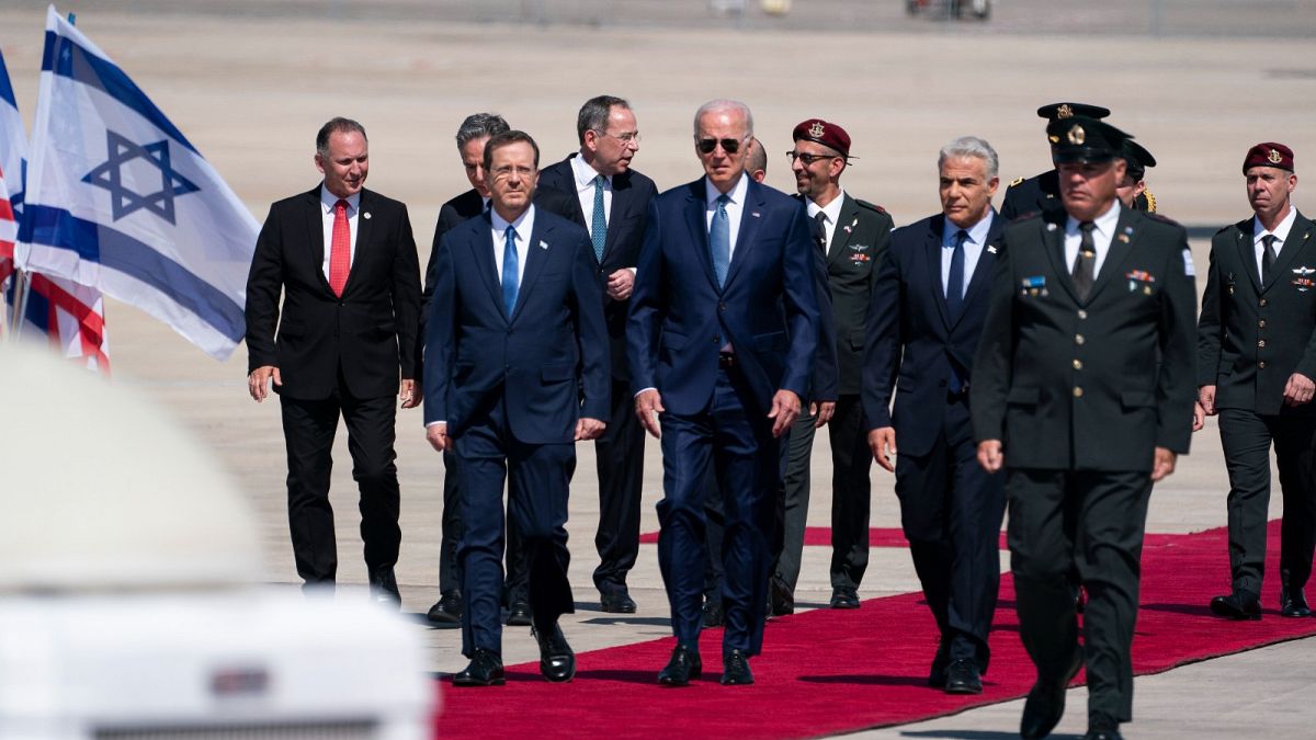 الرئيس الأمريكي جو بايدن خلال مراسم الاستقبال بعد وصوله إلى مطار بن غوريون في تل أبيب، الأربعاء  13 يوليو 2022