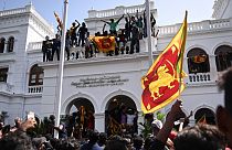 Протестующие в Шри-Ланке штурмуют правительственные резиденции