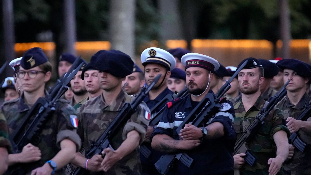 جنود فرنسيون في جادة الشانزليزيه خلال بروفة عرض يوم الباستيل (اليوم الوطني) في باريس، الإثنين 11 يوليو 2022