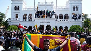 Sri Lanka'da Başbakanlık Ofisi'ni basan protestocular