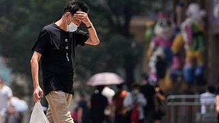 رجل يضع كمامة للوقاية من فيروس كورونا في شنغهاي