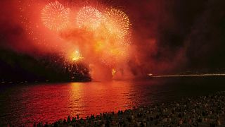 Feu d'artifice au-dessus de la "Baie des anges" à  Nice, sur la côte d'Azur à l'occasion de la Fête nationale - le 13 juillet 2022