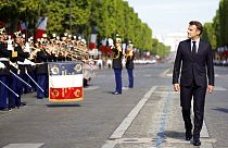 Macron passa in rassegna le truppe