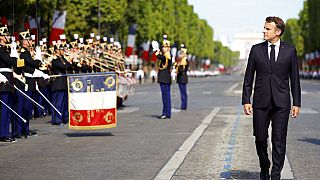 Macron passa in rassegna le truppe