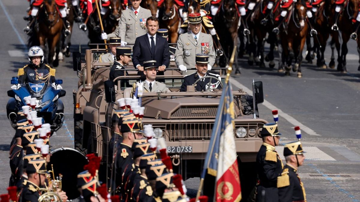 Emmanuel Macron fuhr die Champs-Elysées in einem offenen Militärfahrzeug ab