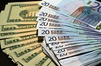 مجموعة من الدولارات وعملات اليورو في صورة توضيحية من أرشيف رويترز
