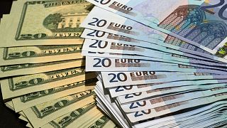 مجموعة من الدولارات وعملات اليورو في صورة توضيحية من أرشيف رويترز